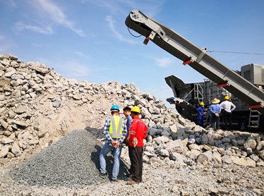 上海閔行時產80-150噸建筑垃圾移動式破碎生產線