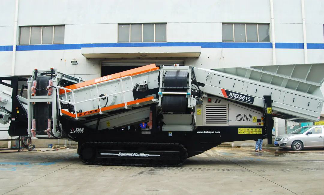 發(fā)貨中 | 上海東蒙開(kāi)年發(fā)貨進(jìn)行中！DMZS515移動(dòng)重型篩分站火速發(fā)往客戶前方，助力客戶砂石骨料項(xiàng)目!
